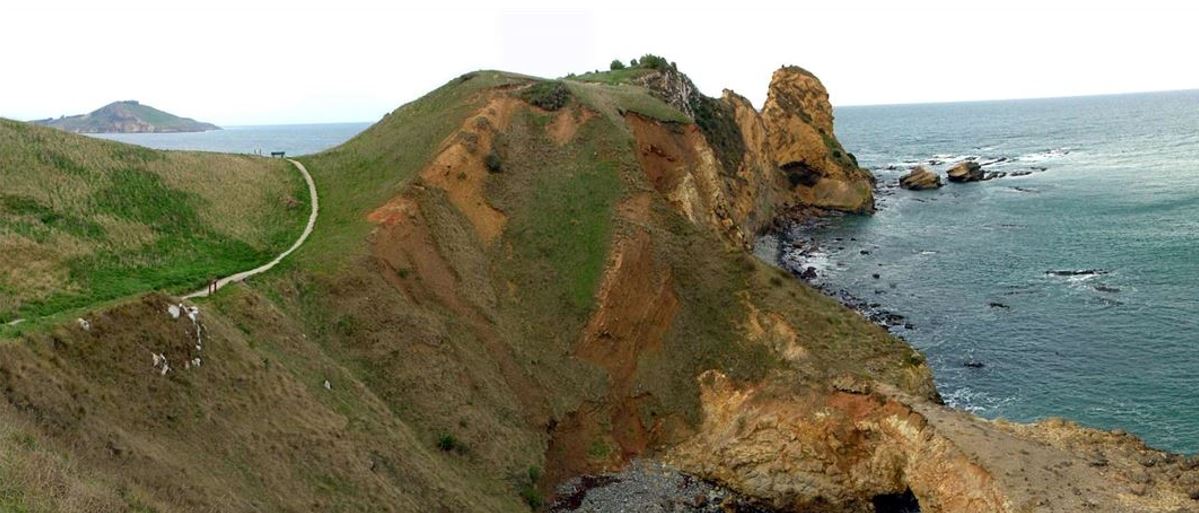hiking trail along the Huriawa Peninsula cliff.